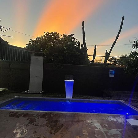 Caso com piscina, há 900 metros do Iguatemi shopping Vila Brasília Exterior foto